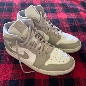 Air Jordan 1 mid College Grey